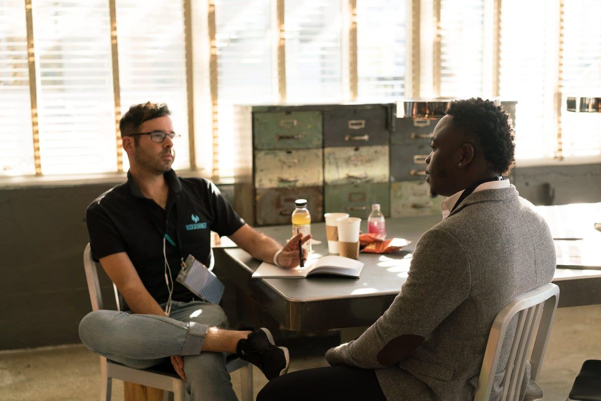 Koučovací rozhovor dvoch kolegov v kancelárii